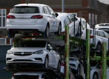Mobil-mobil Vauxhall diangkut dengan truk di Luton, Inggris, 6 Maret 2017 /Reuters