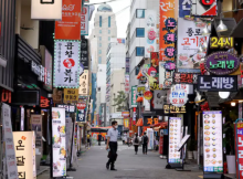 Seorang pria berjalan di jalanan yang hampir kosong di Seoul, Korea Selatan, 12 Juli 2021 /Reuters