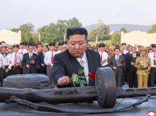 Foto ini diambil pada 26 Juli 2025 dan dirilis oleh Kantor Berita Pusat Korea (KCNA) resmi Korea Utara melalui KNS pada 27 Juli 2025. Foto ini menunjukkan pemimpin Korea Utara Kim Jong-un (tengah) meletakkan bunga di Taman Makam Pahlawan Perang Pembebasan Tanah Air dalam rangka peringatan 72 tahun g