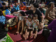 Para pengungsi yang mengungsi akibat konflik yang sedang berlangsung antara Thailand dan Kamboja beristirahat di pusat evakuasi di perbatasan Thailand /AFP