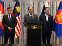 Perdana Menteri Malaysia Anwar Ibrahim berbicara kepada media bersama Perdana Menteri Kamboja Hun Manet dan Pelaksana Tugas Perdana Menteri Thailand Phumtham Wechayachai /Reuters