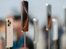 Model Apple iPhone 16 dipamerkan setelah acara It's Glowtime Apple di Cupertino, California, 9 September 2024 /AFP