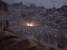 Warga Palestina membawa pulang paket bantuan yang berhasil mereka peroleh saat berjalan di jalur pantai sebelah barat Beit Lahia pada 29 Juli 2025 /AFP