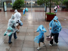 Topan Co-May mendarat di Shanghai /Reuters