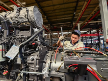 Seorang karyawan bekerja di jalur perakitan traktor di sebuah pabrik di Provinsi Shandong, Tiongkok timur, pada 27 Mei 2025 /AFP