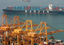 Sebuah kapal kontainer yang membawa kontainer kargo untuk ekspor meninggalkan pelabuhan Busan, di Busan, sekitar 420 km tenggara Seoul, 14 Juli 2008 /Reuters