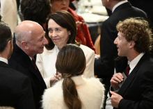 Pendiri Amazon Jeff Bezos, Senator Maria Cantwell, Demokrat dari Washington, Lauren Sanchez, dan CEO Meta dan Facebook Mark Zuckerberg menghadiri makan siang untuk menghormati Presiden AS Donald Trump yang baru dilantik /AFP