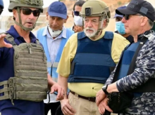 Utusan khusus AS Steve Witkoff (kanan) dan Duta Besar AS untuk Israel Mike Huckabee (tengah) meninjau lokasi distribusi Yayasan Kemanusiaan Gaza /X-Steve Witkoff