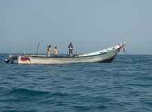  Warga Yaman menyusuri laut untuk mencari korban selamat setelah sebuah kapal yang membawa migran terbalik, pada 11 Juni 2024 di Provinsi Shabwah, Yaman /AFP