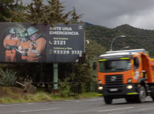 Sebuah truk melewati rambu darurat di pintu masuk tambang El Teniente, tambang tembaga Codelco di komune Machali, dekat Rancagua, Wilayah O'Higgins, Chili, pada 1 Agustus 2025, setelah terjadi keruntuhan besar di sektor Andesita menyusul gempa berkekuatan 4,2 SR sehari sebelumnya /AFP