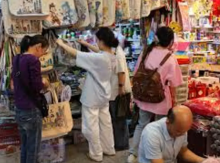 Orang-orang berbelanja di Gedung Komersial Fuyoumen di Shanghai, Tiongkok, 16 April 2025 /Reuters