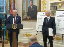 Presiden AS Donald Trump bersama CEO Apple Tim Cook dalam sebuah upacara di Ruang Oval /X-Mac4ever