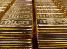 Batangan emas murni seberat 250 gram disimpan di pabrik pemurnian emas dan produsen batangan Argor-Heraeus SA di Swiss. Foto diambil pada 13 November 2008 /Reuters