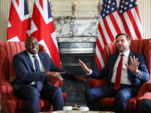akil Presiden AS JD Vance bertemu Menteri Luar Negeri Inggris David Lammy di Chevening House di Sevenoaks, Inggris /Reuters