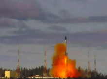 Rekaman video yang dirilis oleh Kementerian Pertahanan Rusia pada 20 April 2022 menunjukkan peluncuran rudal balistik antarbenua Sarmat di lapangan uji coba Plesetsk, Rusia /AFP