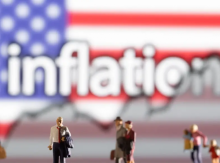 Patung-patung kecil terlihat di depan kata yang ditampilkan Inflasi, bendera AS, dan grafik saham yang naik dalam ilustrasi ini /net