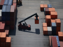 Kontainer pengiriman terlihat di Pelabuhan Pyeongtaek di Pyeongtaek, Korea Selatan, 15 April 2025 /Reuters