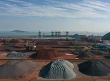 Tumpukan bijih besi impor terlihat di sebuah pelabuhan di Zhoushan, Provinsi Zhejiang, Tiongkok /Reuters