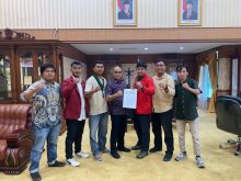 Cipayung plus saat menyampaikan surat audensi kepada ketua DPRD Riau Kaderismanto 