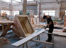 Seorang karyawan bekerja di lini produksi sebuah pabrik di Guangzhou, Provinsi Guangdong, Tiongkok /Reuters