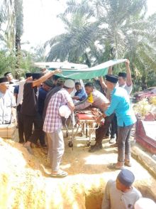 Bhabinkamtibmas Maredan Barat Ikut Pikul Keranda Warga, Warganet Salut: “Ini Baru Polisi Humanis!”