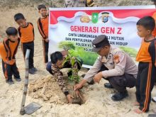 Polsek Kerinci Kanan Tanam Pohon di SDN 06, Tanamkan Cinta Lingkungan Sejak Dini
