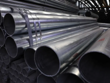 Pipa-pipa baja terlihat ditumpuk di sebuah kawasan industri di Shenyang, Provinsi Liaoning, Tiongkok /Reuters