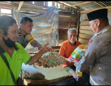 Hangatnya Kepedulian: Polisi Tualang Sambangi Mbah Soli, Lansia 90 Tahun di Rumah Berdinding Papan