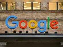 Tampak sebuah tanda di atas pintu masuk kantor Google, menjelang presentasi rencana investasi terperinci untuk Jerman, di Berlin, Jerman, 31 Agustus 2021 /Reuters