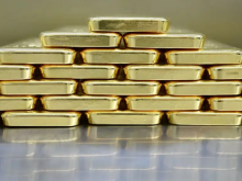 Batangan emas ditumpuk di ruang penyimpanan brankas rumah emas Pro Aurum di Munich, Jerman /Reuters