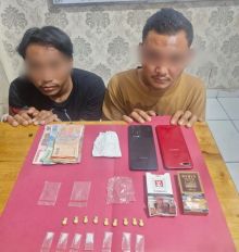 Satresnarkoba Polres Siak Ringkus Dua Pemuda di Kandis, Sita Shabu & Ekstasi dari Kontrakan