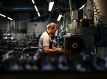 Seorang karyawan bekerja di pabrik sepatu Paraboot di Saint-Jean-de-Moirans, dekat Grenoble, pada 27 Mei 2025 /AFP