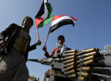 Suku Houthi berparade untuk menunjukkan perlawanan setelah serangan udara AS dan Inggris terhadap posisi Houthi, dekat Sanaa /Reuters