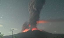 Ngeri! Gunung Lewotobi Laki-laki Meletus, Kolom Abu Capai 9.000 Meter. (Screenshot/Okezone)