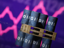 Miniatur barel minyak dan grafik stok yang meningkat terlihat dalam ilustrasi ini /Reuters