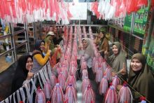 Semangat gotong royong warga Riau Kompleks RAPP dalam menyambut persiapan HUT RI ke-80.