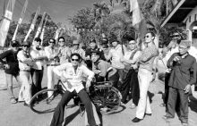 HUT RI ke 80, Warga Dusun I Simpang Ayam Gelar Karnaval Pakaian Tahun 90 an