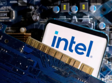 Logo Intel terlihat di antara chip dalam ilustrasi ini /Reuters