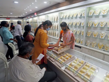 Pelanggan berbelanja perhiasan di pasar /ANI