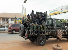 Perwira tentara Nigeria bersenjata duduk di dalam kendaraan militer /AFP