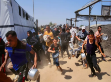 Anak-anak Palestina menunggu untuk menerima makanan hangat di dapur amal di daerah Mawasi, Khan Yunis, Jalur Gaza selatan /AFP
