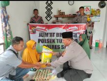 Kehangatan Jumat Berkah, Polsek Tualang Bantu Lansia Sakit Jantung di Maredan Barat