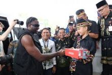 Heboh! Melly Mike Bareng Dikha Meriahkan Final Festival Pacu Jalur Kuansing 2025. (X/Foto)