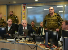 Perdana Menteri Benjamin Netanyahu menyaksikan serangan Angkatan Udara di Yaman bersama Menteri Pertahanan Israel Katz dan lainnya /X