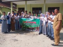 Bhabinkamtibmas Tanam Pohon Bersama Siswa SMA Negeri 3 Tualang, Wujudkan Sekolah Hijau