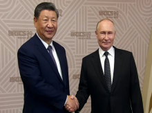 Presiden Tiongkok Xi Jinping dan Presiden Rusia Vladimir Putin berjabat tangan /ANI