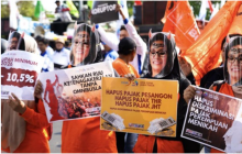 Demo Buruh di Surabaya Warga Pakai Topeng Sri Mulyani, Simbol Protes Terhadap Pajak. (Screenshot/@CNNIndonesia)