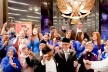 Tangkapan Gambar anggota DPR berjoget. Sumber: Internet