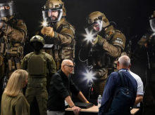 Pengunjung mengamati senapan mesin selama pameran Peralatan Pertahanan dan Keamanan Internasional (DSEI) di pusat ExCeL, London, pada 12 September 2023 /Daniel LEAL-AFP