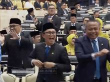 Anggota DPR Eko Patrio dan Uya Kuya yang bangun dari kursi dan ikut joget mengikuti alunan Gemu Fa Mi Re usai Sidang Tahunan MPR RI. Sumber: detik.com
